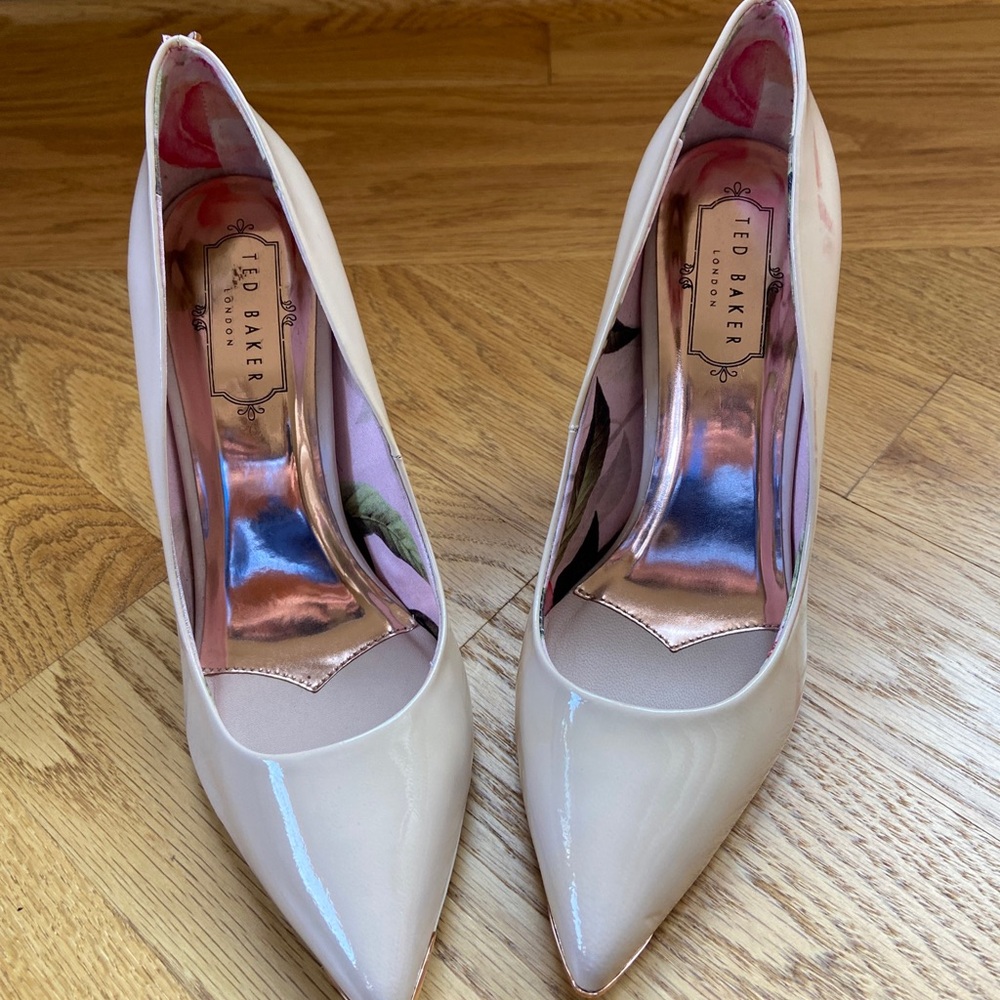 Ted Baker Kaawa patent leather heels with marks size 6.5